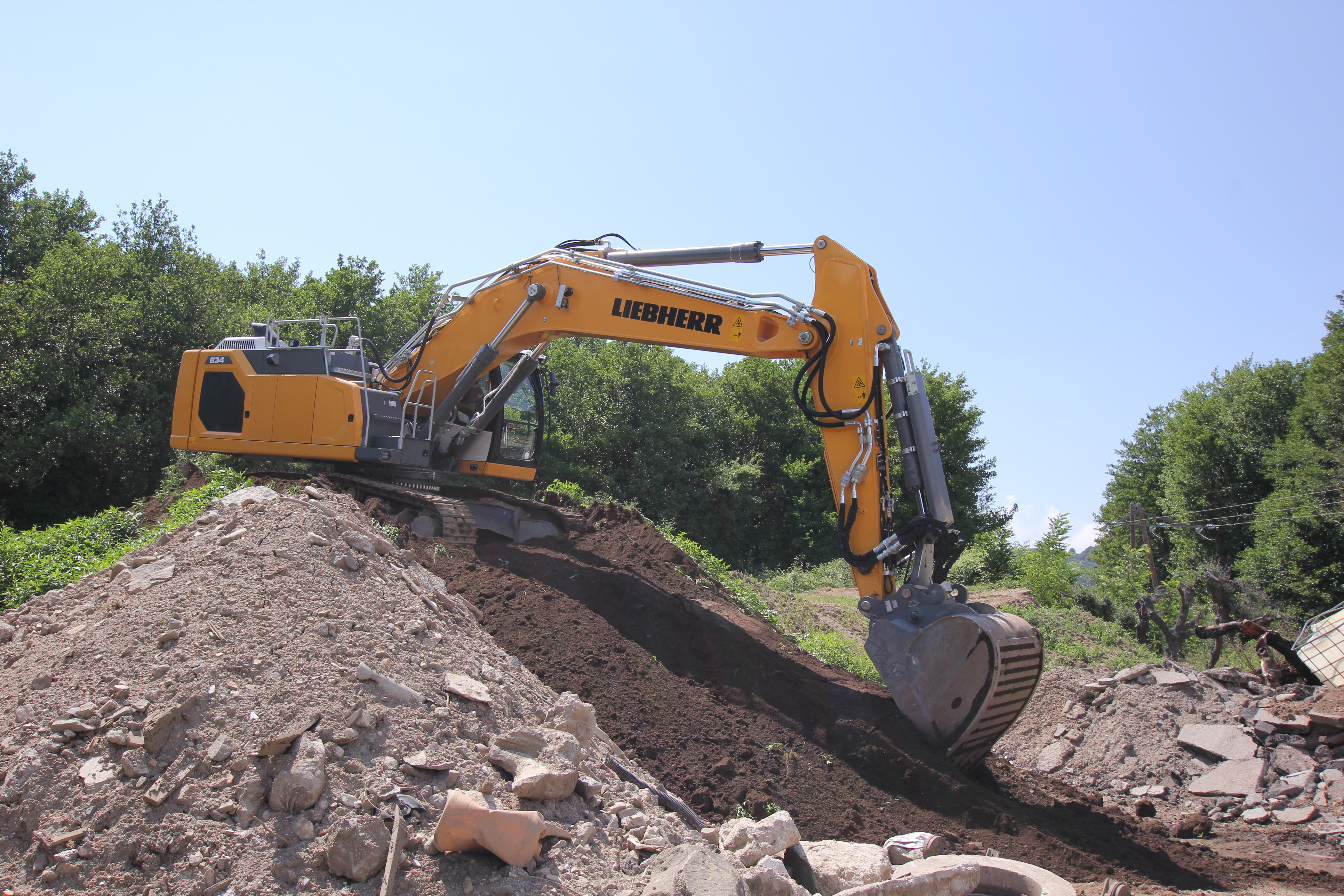 First Liebherr crawler excavator R 934 G8 in Corsica goes to the Graziani TP company