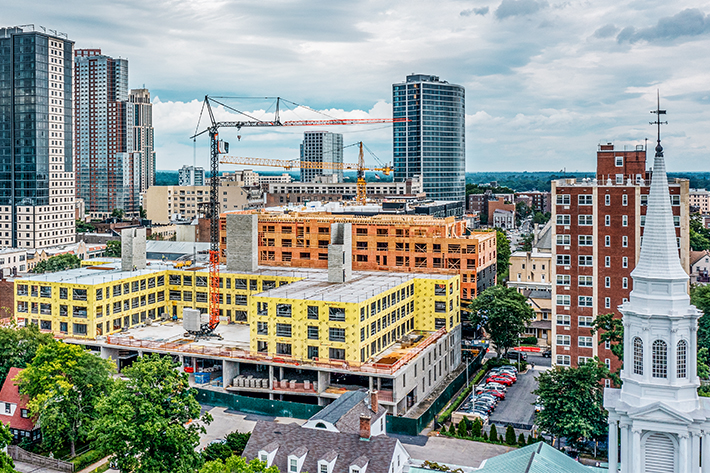 New York: Liebherr 125 K crane erects eight-storey residential building