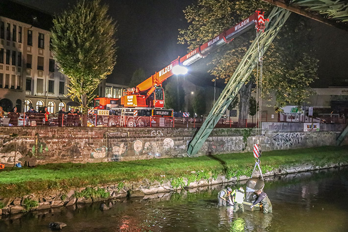 Elephant rescue in the River Wupper – LTF 1045-4.1 hoists Tuffi back onto her plinth