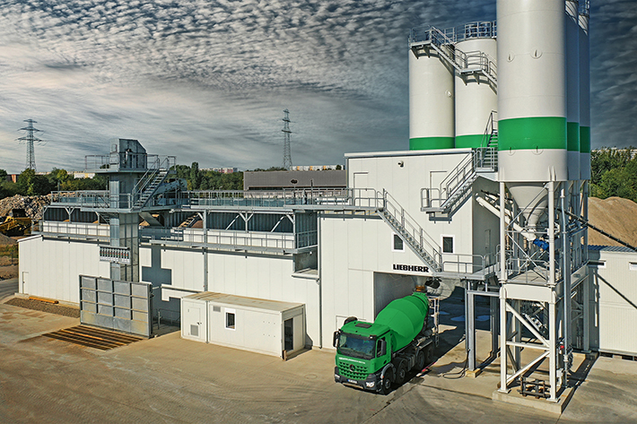 Modern Liebherr mixing plant of type Betomix 2.5 in operation in Berlin