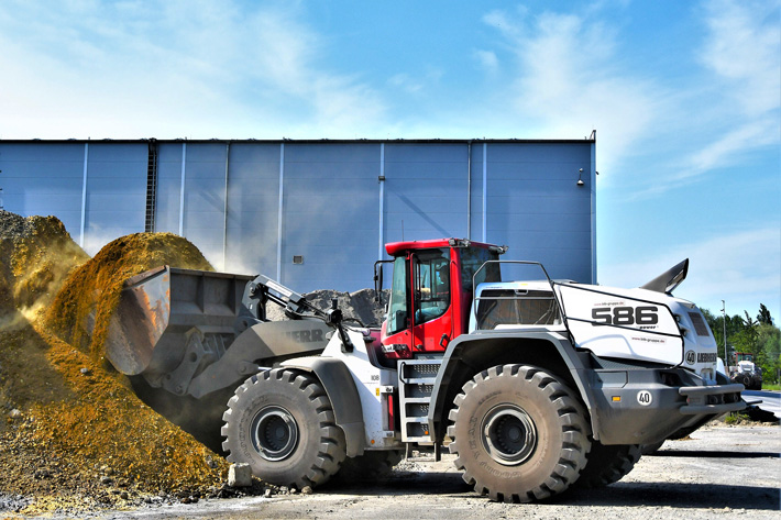 Three Liebherr L&nbsp;586&nbsp;XPower® wheel loaders for BTB Group Berlin