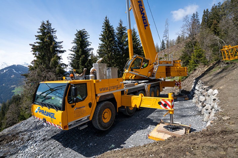 Travelling up to the treeline with snow chains - Liebherr