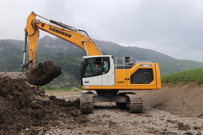 Hautes-Alpes Département: Liebherr crawler excavator R&nbsp