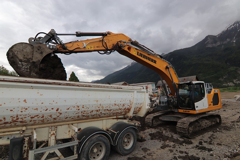 Hautes-Alpes Département: Liebherr crawler excavator R&nbsp