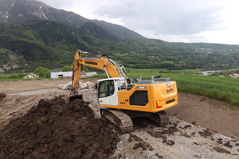 Hautes-Alpes Département: Liebherr crawler excavator R&nbsp