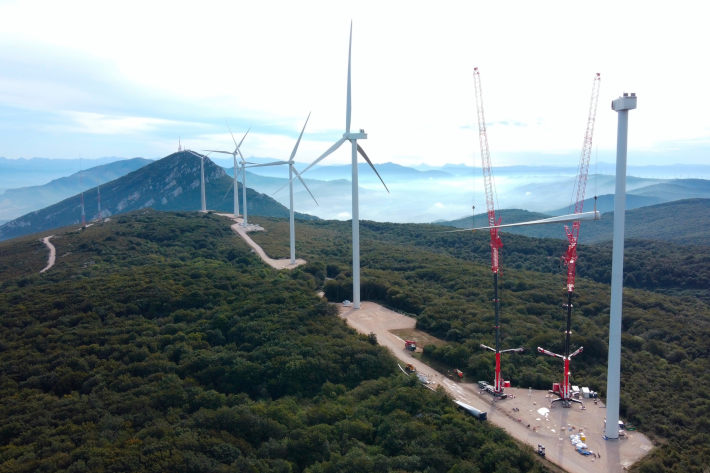 Blade replacement at a wind farm – tandem hoist by Liebherr mobile cranes