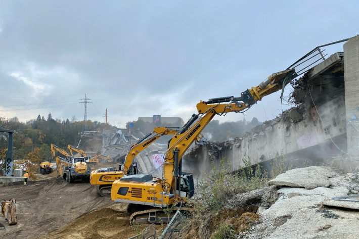 Großeinsatz von Liebherr-Erdbewegungsmaschinen nach Brückensprengung