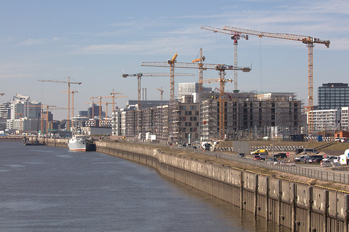 Top-class logistics: 25 Liebherr tower cranes at work on the Überseequartier district in Hamburg’s HafenCity area