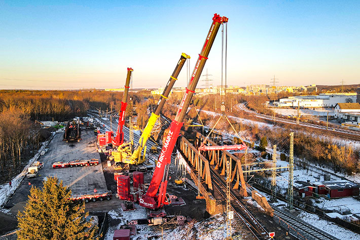 Crane trio: 8-axle cranes from Eisele and Riga work for monument protection