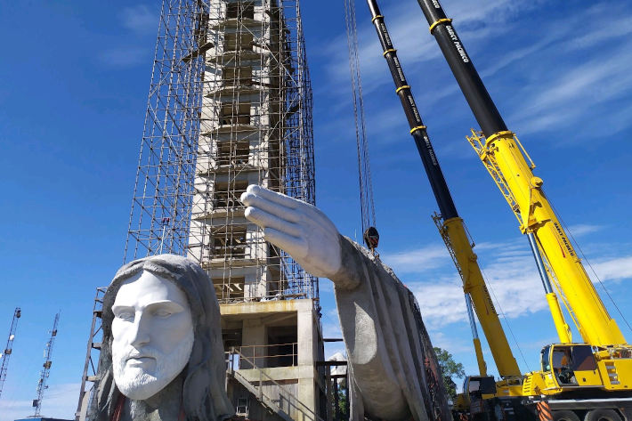 Darcy Pacheco erects monumental statue of Christ using two Liebherr LTM 1220 5.2 mobile cranes