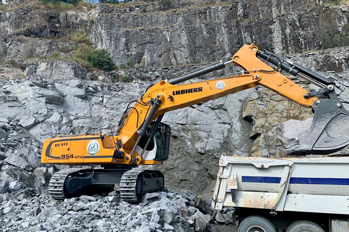 Riuma completa 60 anos e expande frota com escavadeira Liebherr de 60 toneladas
