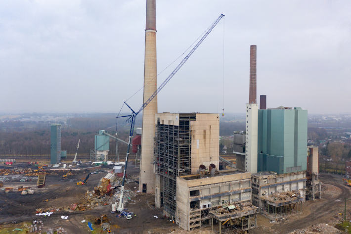 Liebherr mobile crane helps place explosives at a height of 140 metres