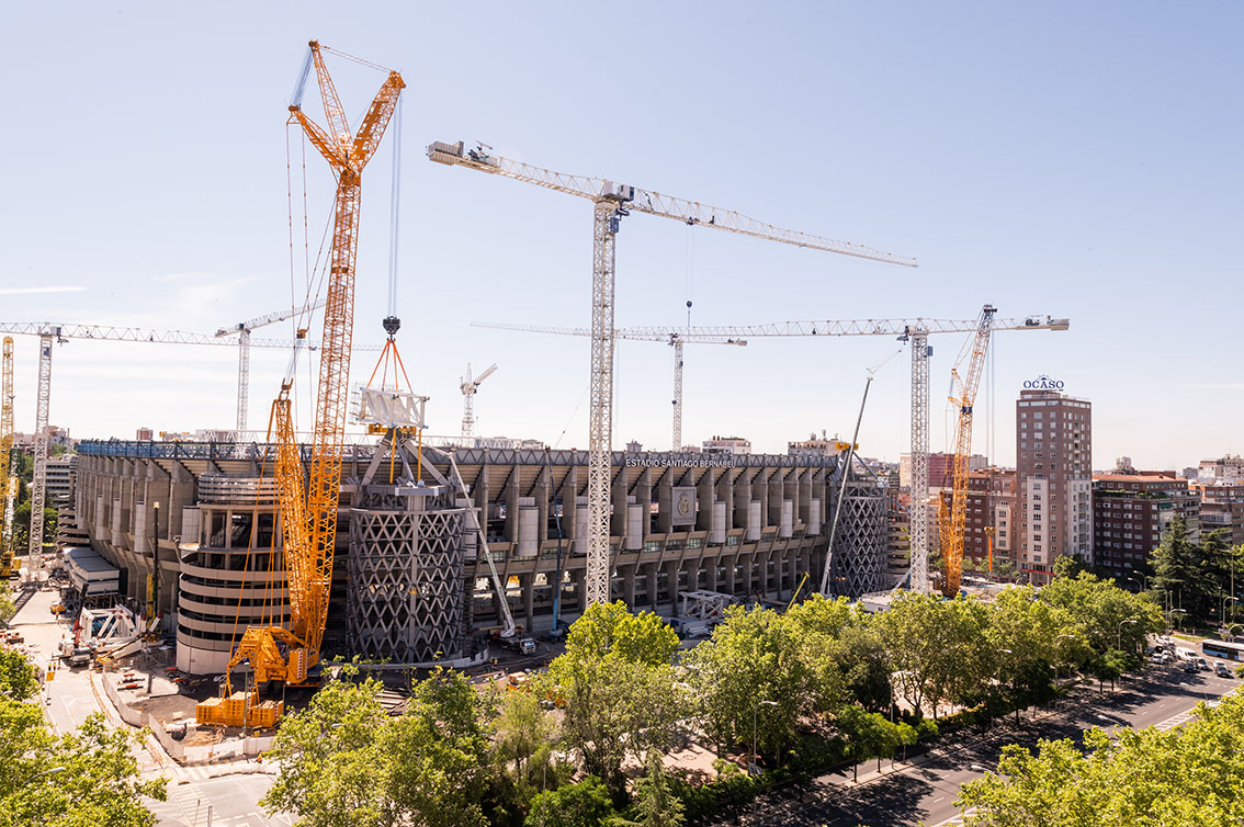 World class – Team Liebherr plays at the Santiago Bernabéu Stadium