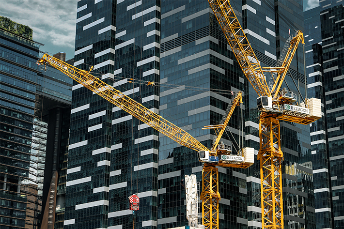 Skyscraper construction in Singapore: World first for Liebherr luffing jib cranes