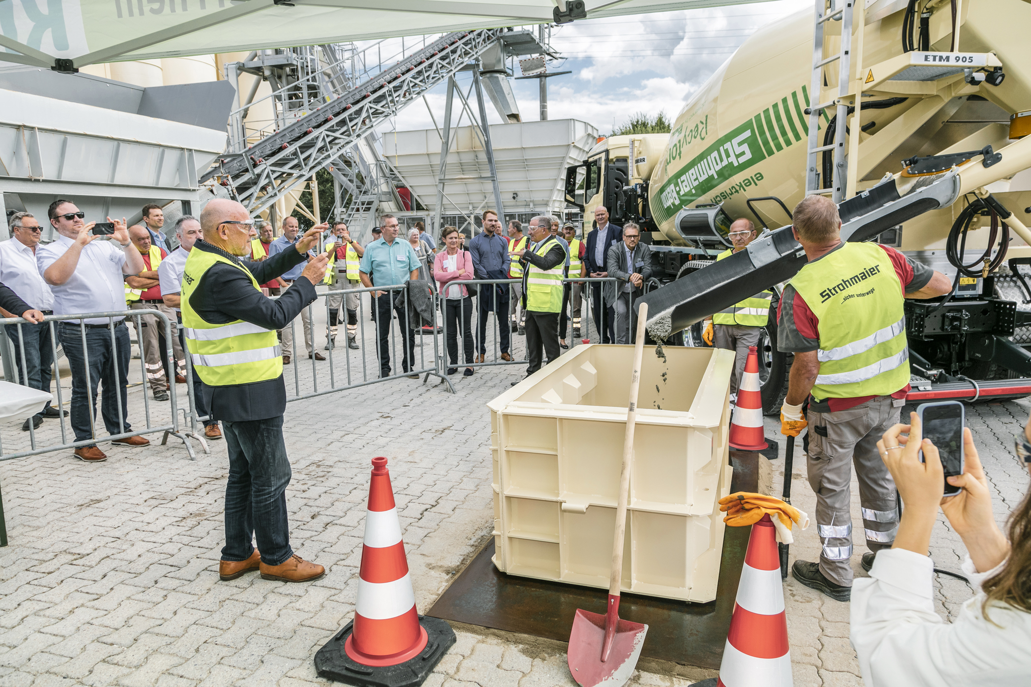 Zwei elektrische Liebherr-Fahrmischer für Fa. Strohmaier
