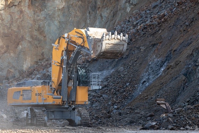 First R&nbsp;980&nbsp;SME shovel in France
