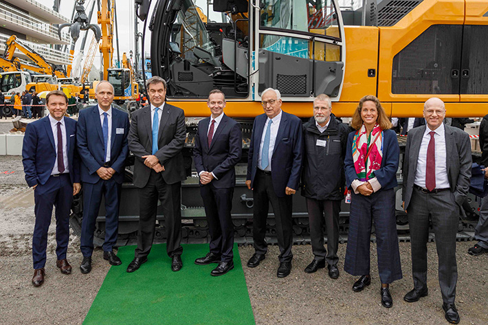 Bauma 2022 has started: Official trade fair tour visits Liebherr booth