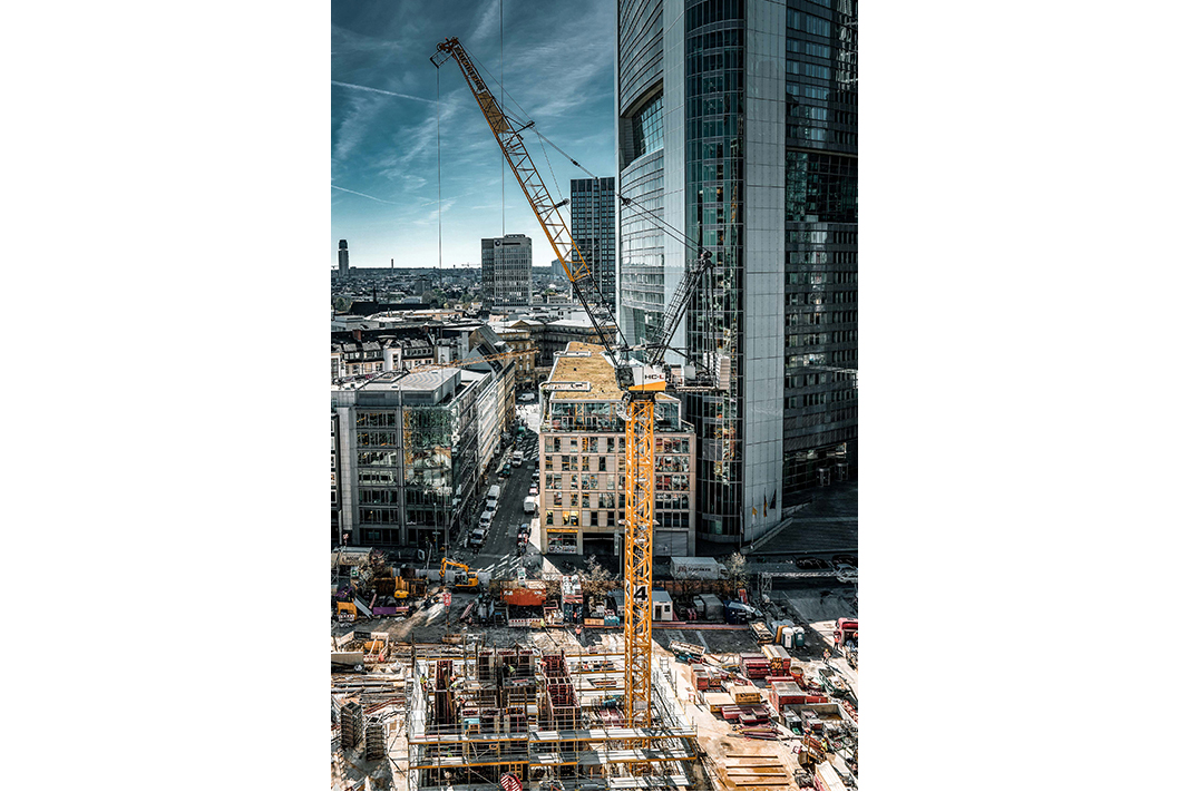 Liebherr muestra la primera grúa de pluma regulable con tecnología de cable de fibra en la Bauma 2022 