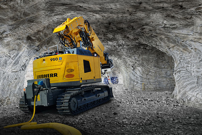 The Liebherr R 950 Tunnel-E: an electric crawler excavator with cable and battery-powered mobility kit