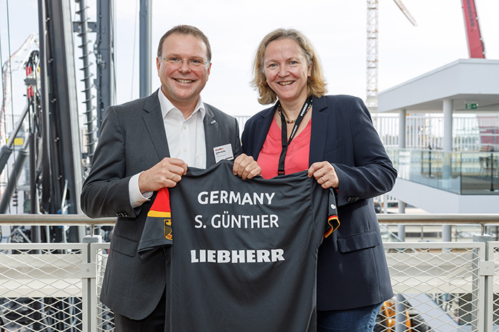 Partners meet: Table tennis president visits Liebherr at Bauma