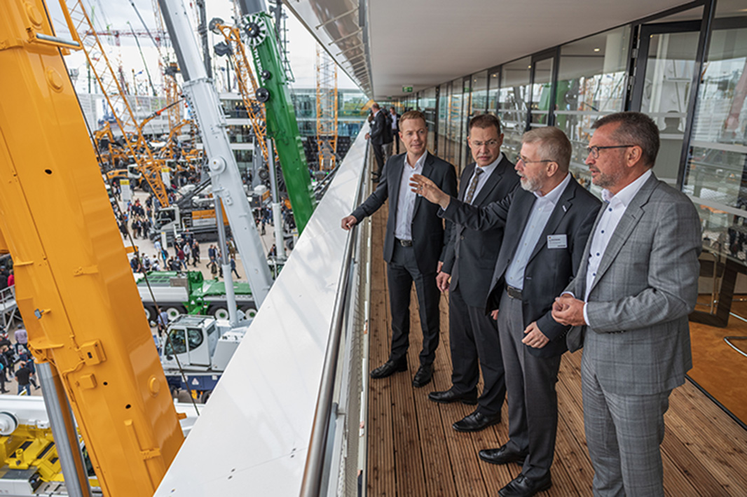 Liebherr welcomes local politicians from the Alb-Donau district at Bauma