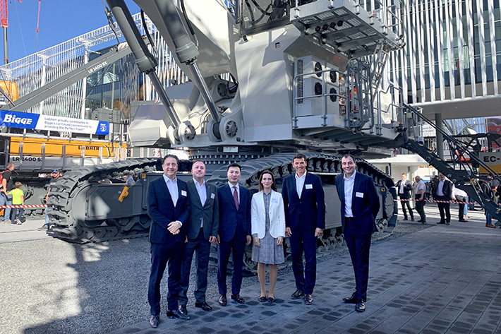 Monnis and Liebherr finalised substantial supply contract at Bauma 2022