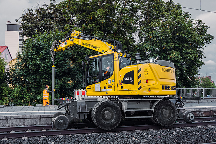 Successful business deal at Bauma&nbsp;2022: LEONHARD WEISS orders ten Liebherr railroad&nbsp;excavators