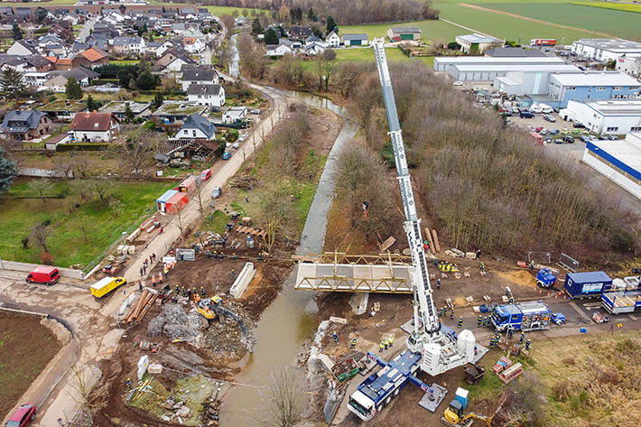 Liebherr LTM&nbsp;1650-8.1 installs bridge in area struck by disaster
