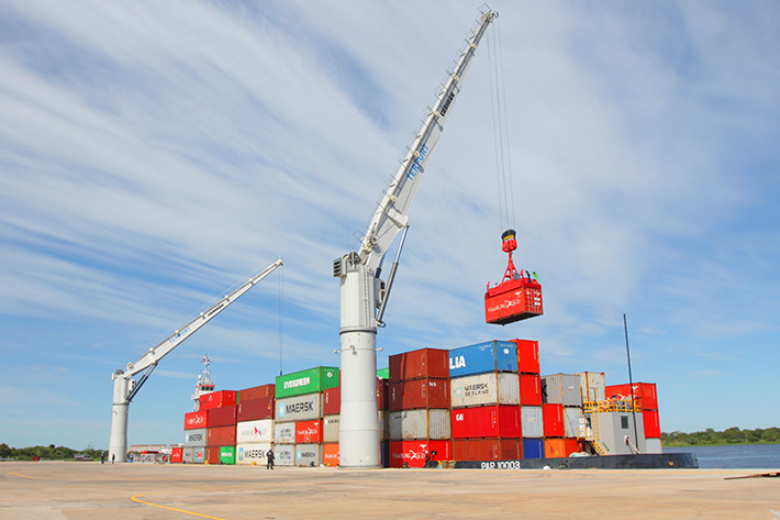 From the water to the world - How Liebherr cranes on the Rio Paraguay contribute to functioning trade.