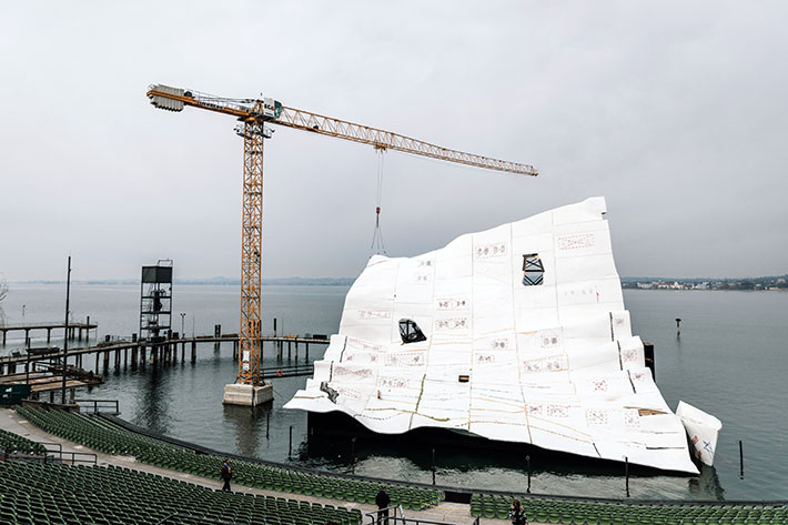 Puccini und der Liebherr-Kran: Einsatz bei den Bregenzer Festspielen