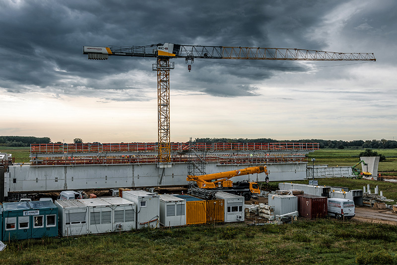 Une construction de pont d’un genre particulier avec une grue à tour Liebherr