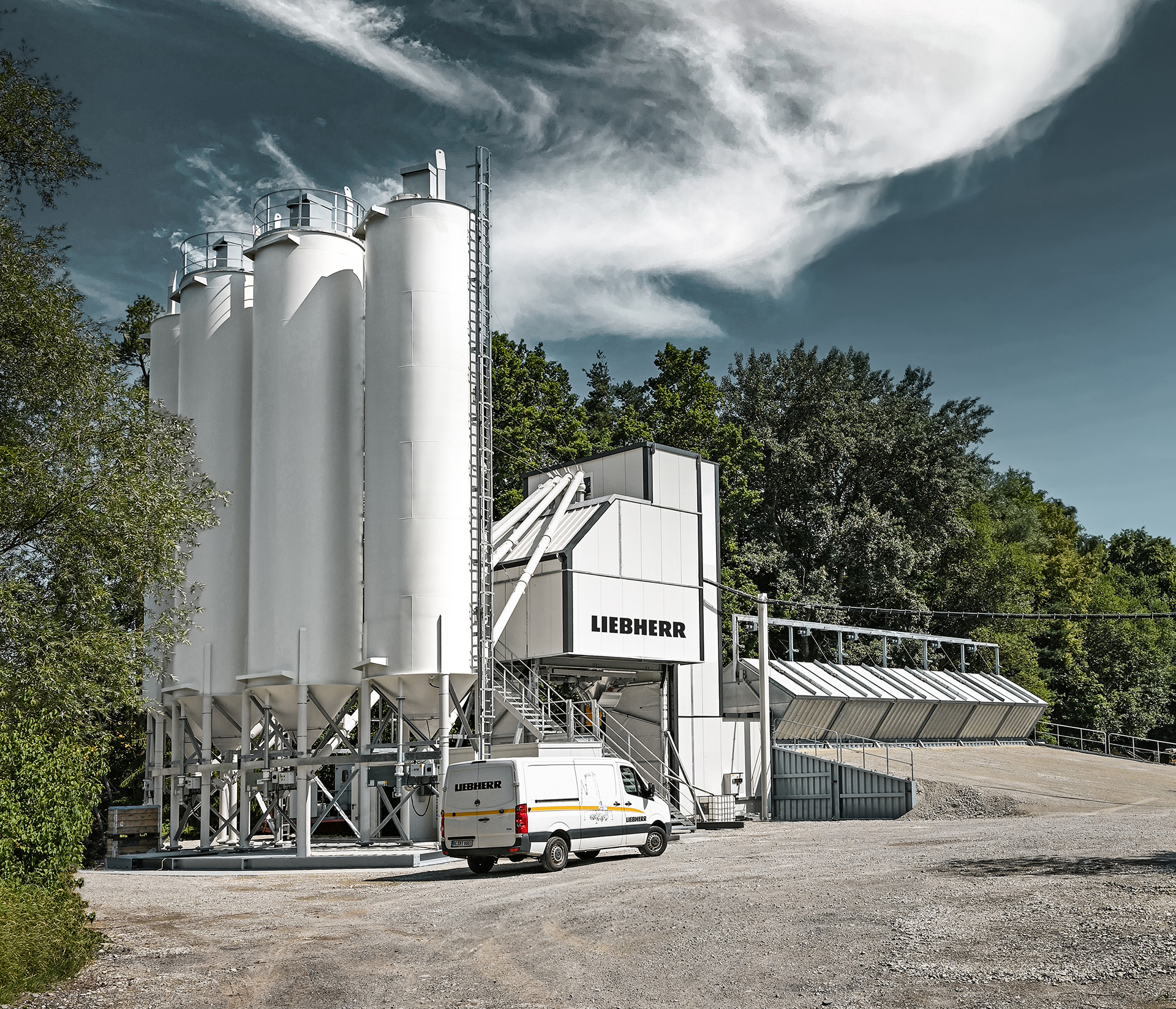 First concrete batching plant from the new Liebherr generation goes into operation at a+b