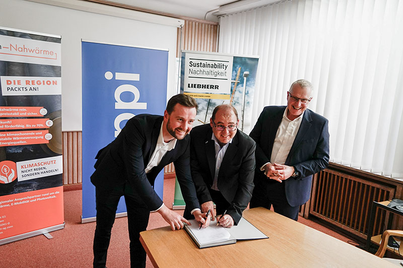 Abwärmevertrag unterzeichnet: Sappi, e-con und Liebherr starten zukunftsweisendes Projekt