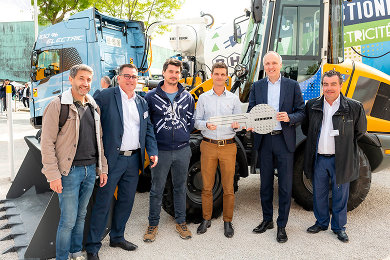 Liebherr premiere in France: First L 507 E battery-electric wheel loader handed over to French customer
