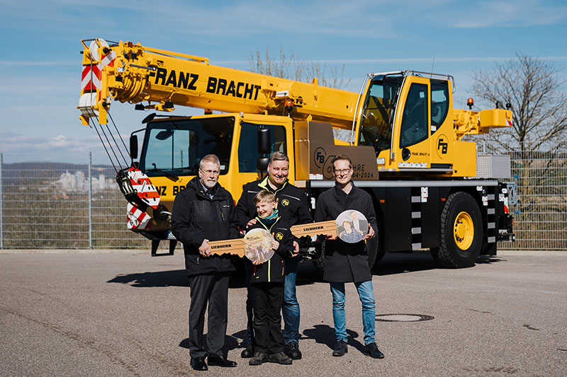 60 years of enthusiasm for heavy loads: Bracht takes delivery of Liebherr LTM 1030-2.1 mobile crane