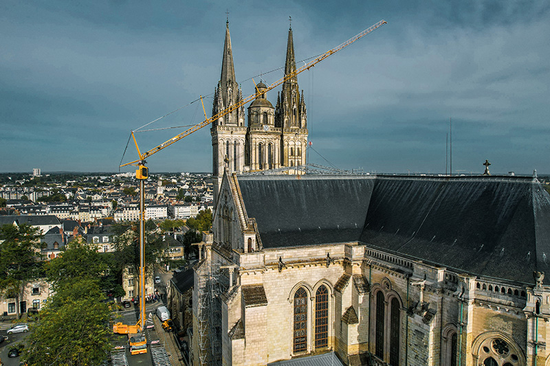 Protecting Heritage: Liebherr MK 140 Secures Cathedral