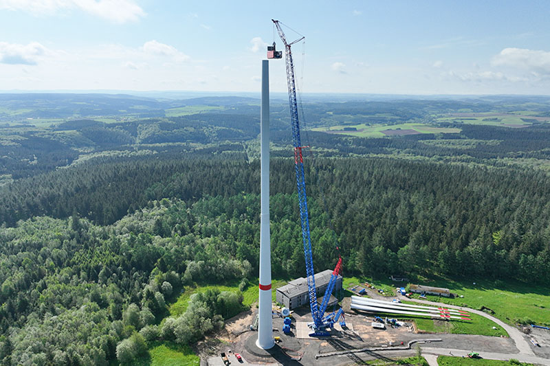 70 tonnes at an altitude of 150 metres: Hofmann's LR 1800-1.0 assembles wind turbines in Prüm