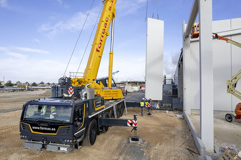 Liebherr mobile crane impresses at Formac with precision, safety and outstanding handling characteristics