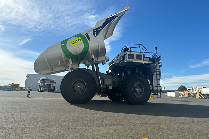 Hydrogen-powered Liebherr T 264 truck arrives on site