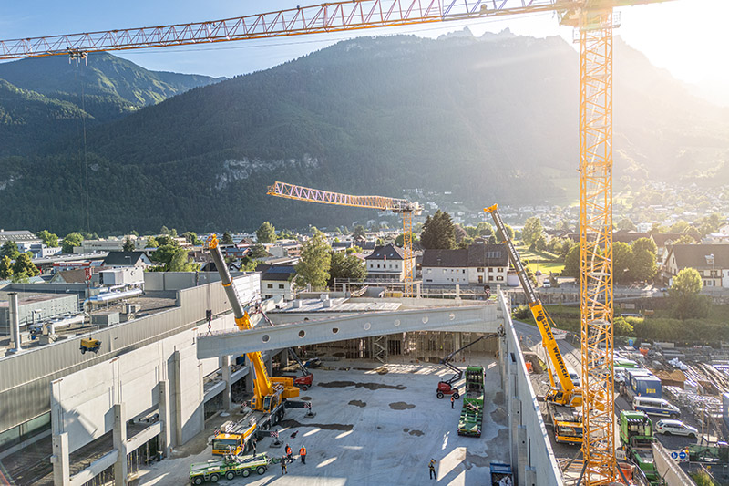 Tandem hoist on cellar ceiling: Haslach installs giant prestressed concrete trusses