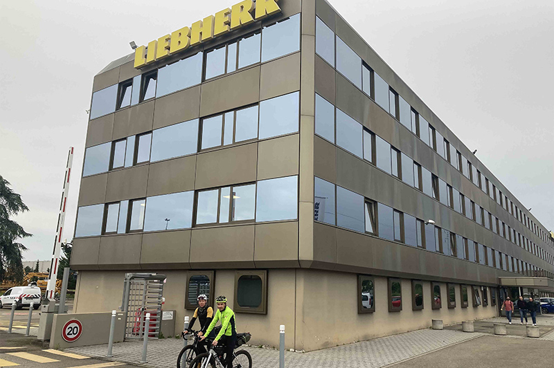 “Just a bike trip away!”: an unusual journey to the Liebherr production sites in Europe