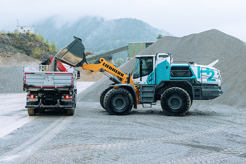 Une coopération pionnière dans une carrière : Liebherr et STRABAG testent une chargeuse sur pneus à hydrogène