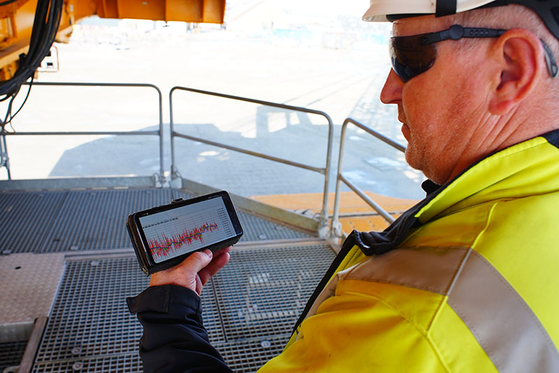 Four Giants go for Windpower: BMS Heavy Cranes assembles offshore wind turbines in Esbjerg