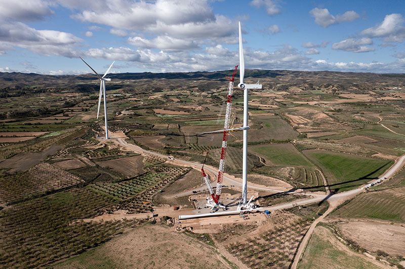 Investment in innovation: Aguado purchases narrow-track LR 1700-1.0W crawler crane