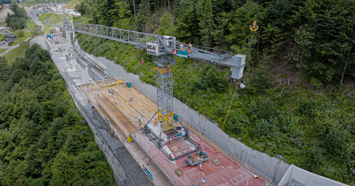 Liebherr-Turmdrehkran arbeitet am Ränggloch auf Schienen