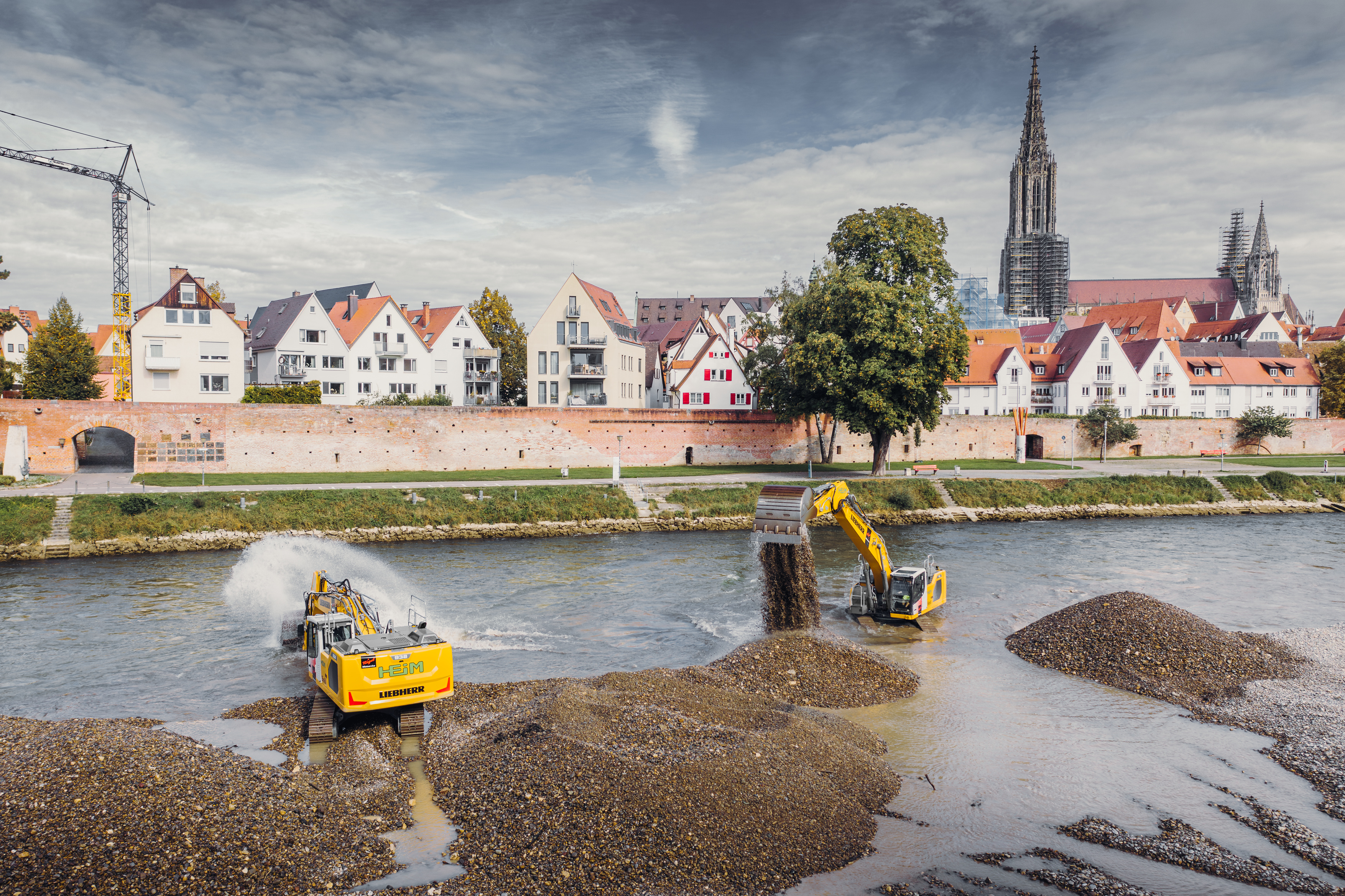 Hochwasserschutz an der Donau: Liebherr-Raupenbagger bewegen 80.000 Tonnen Kies