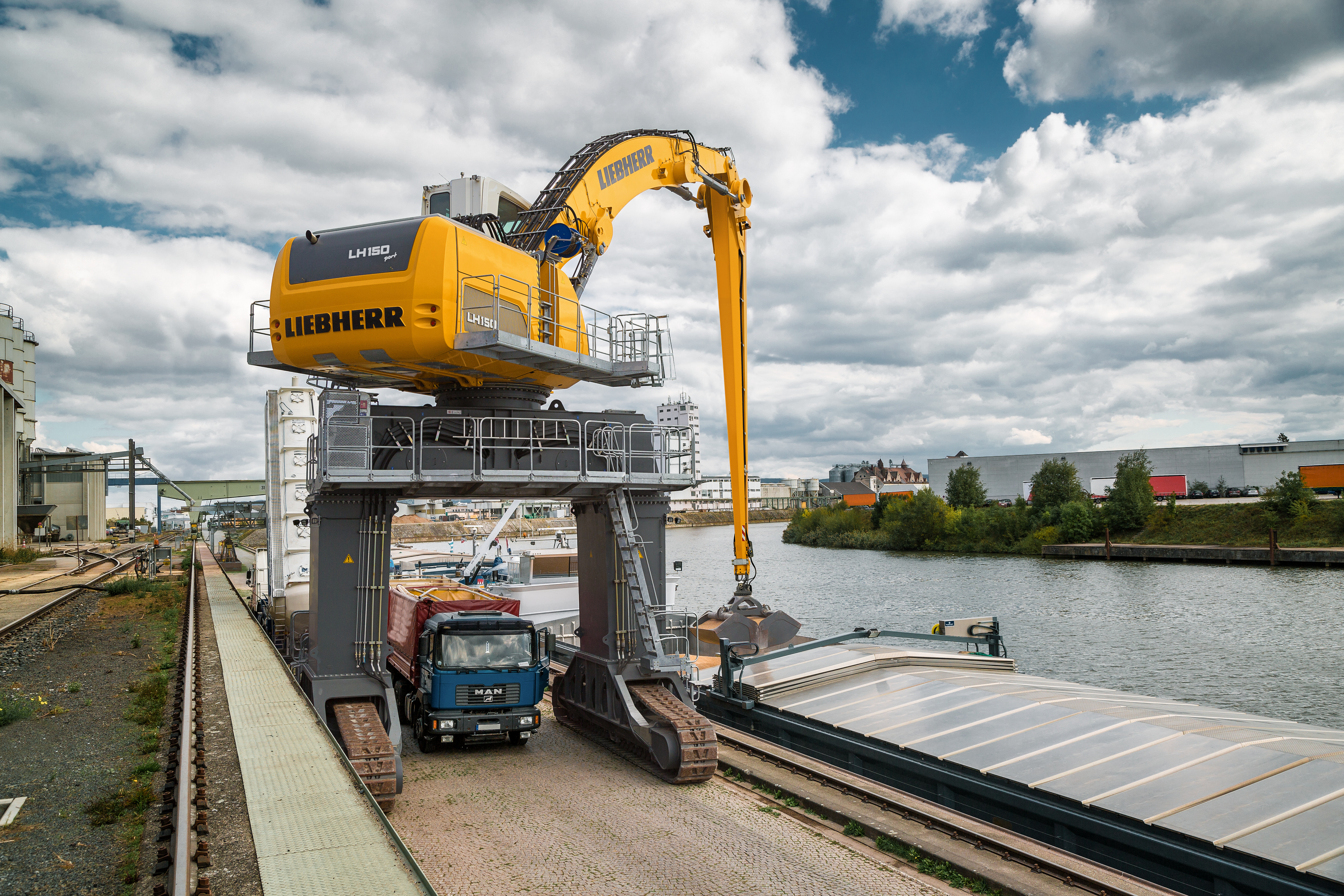 Hydraulic cylinders set standards for the future of construction machinery: lightweight, sensors and sustainability