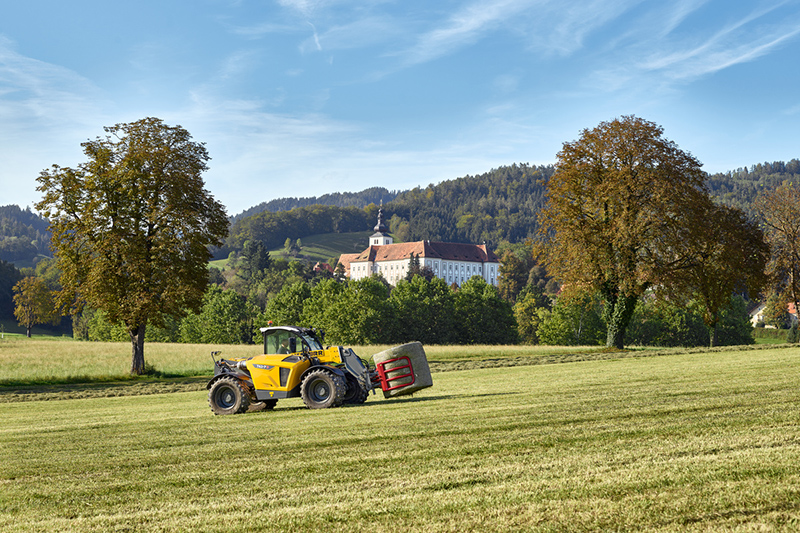 Pferdestärke mal anders: Liebherr-Teleskoplader T 41-7s am Lipizzanergestüt Piber