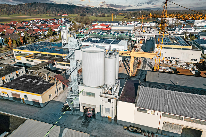 La centrale à béton verticale Liebherr fournit un béton de qualité pour les poids de lestage de grue