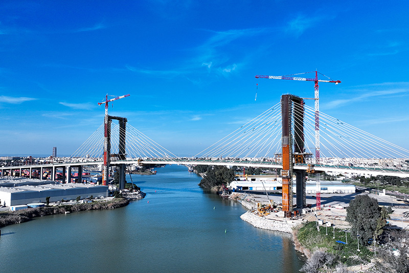 Des grues à tour Liebherr permettent la rénovation d’un pont en Espagne